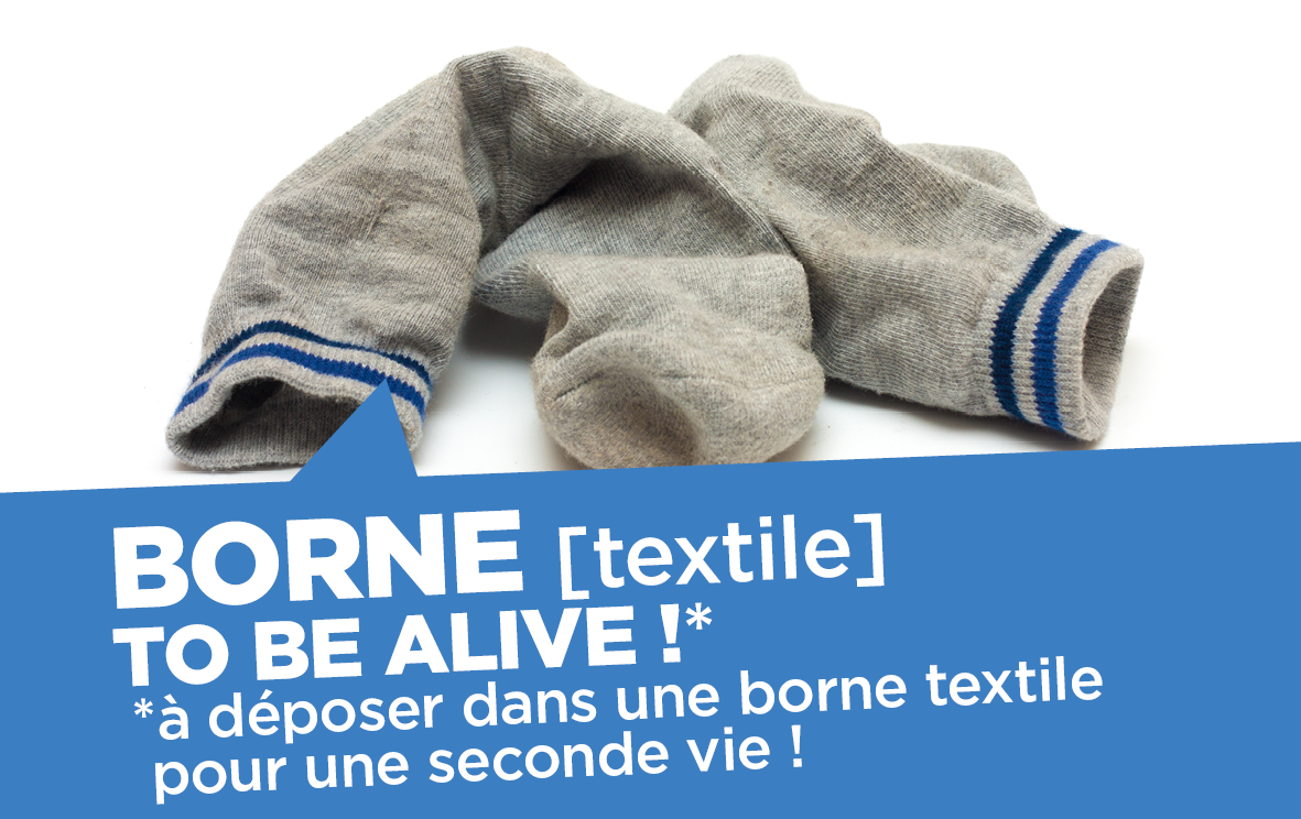 Vieille paire de chaussettes abandonnée sur le sol