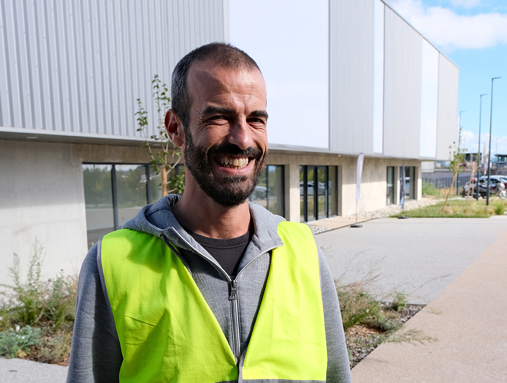 Portrait de Guillaume Ichard, souriant devant la nouvelle usine de tri/valorisation des déchets