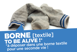 Vieille paire de chaussettes abandonnée sur le sol