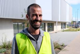 Portrait de Guillaume Ichard, souriant devant la nouvelle usine de tri/valorisation des déchets